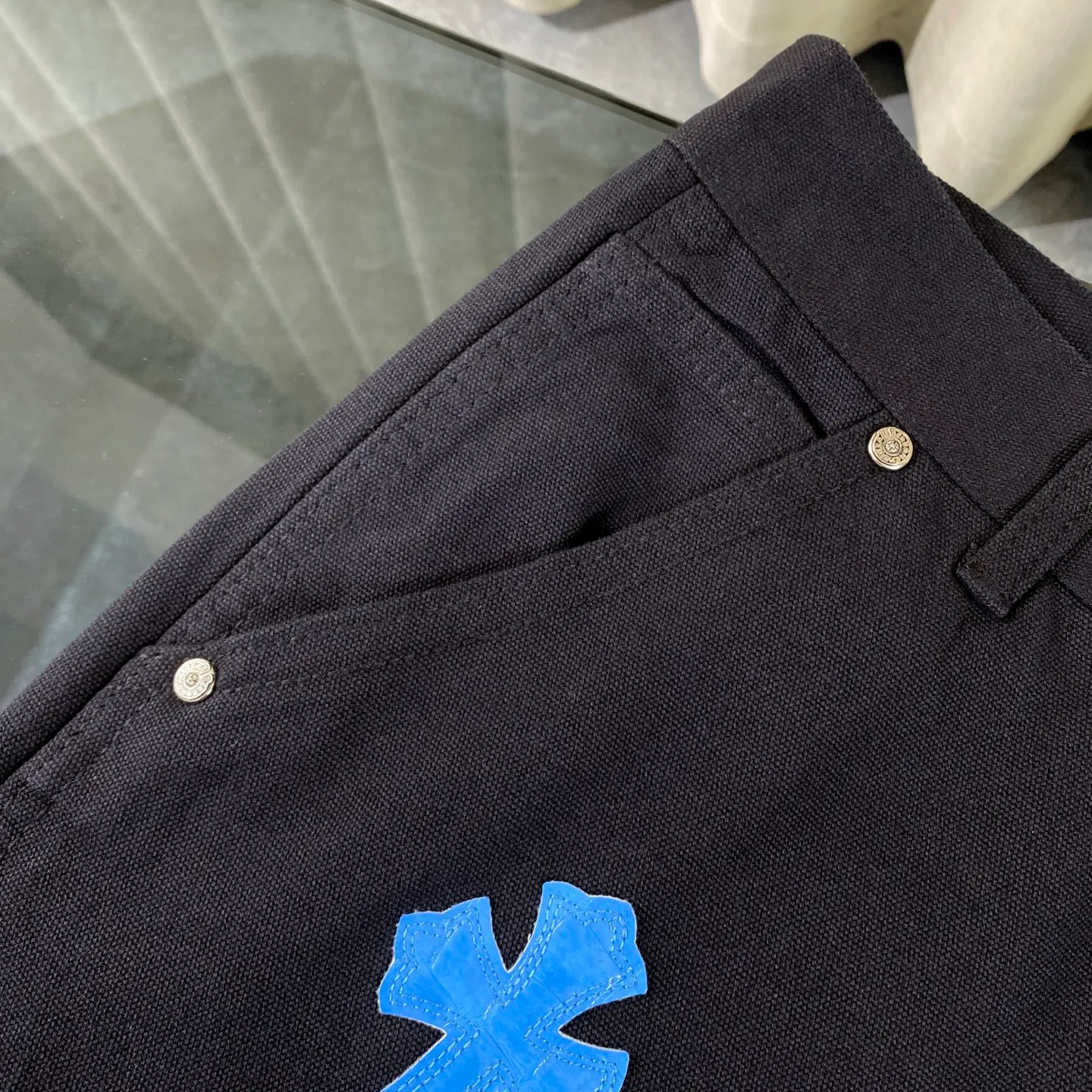 P270 CH Chromehearts limited edition leopard print blue and white cross stitched leather black work jeans logging pants. The counter price is 34W level. The patchwork cross pattern is embellished and the jeans are washed! ! An absolutely high-end luxury product, a 1.9W-level god-level single product, a super popular product, made by top heavy industry, a magic weapon that cannot be missed! [About Zangyin] This is an extremely luxurious fashion brand that can also be called the aristocracy of the high street. It has always been an exclusive brand for some hipsters or rich second generations. Compared with ordinary high streets, it is more luxurious and noble. Compared with luxury brands, it is more fashionable and individual. It has always been a brand that I have a special liking for. [Top heavy industry fashion design] Consistently high-street luxury style. Speaking of this style, the Zangyin family and GU family are definitely the leading representative brands. Especially the Zangyin family has really achieved a state-of-the-art effect in creating high-street style. The unique washed material is used to create this style. The color system is already quite eye-catching. After it is decorated with patchwork cross flowers, it cleverly highlights the charm of the brand. Secondly, this style uses classic The high-waist cutting design highlights the long legs and fashionable temperament of the upper body. The brand is highly recognizable and the slim fit configuration is more suitable for daily wear. It is a product that interprets personality, fashion, and specifications at a glance. This single product is enough to make any fan excited. It can be a white T-shirt for a youthful college style, or a tight suspender for a royal style. It has strong matching ability and can be easily controlled by men.  [Materials and craftsmanship] Needless to say, this point goes without saying. As an excellent craftsman brand, Zangyin’s requirements for details and craftsmanship are really perfect. The washed color of this model has gone through so many processes, not to mention the embellishment of denim appliques. It is also purely hand-made and sewn. Just like what they believe in, only hand-made things have soul and have the meaning of wear. A top-notch heavy-duty fashionable denim item, I look forward to your perfect interpretation! !  Color: Black Size: 28-36